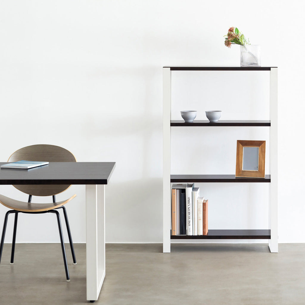 KANADEMONOのラバーウッドブラックブラウンの棚板とホワイトのアイアン脚を組み合わせたシェルフ（使用イメージ）