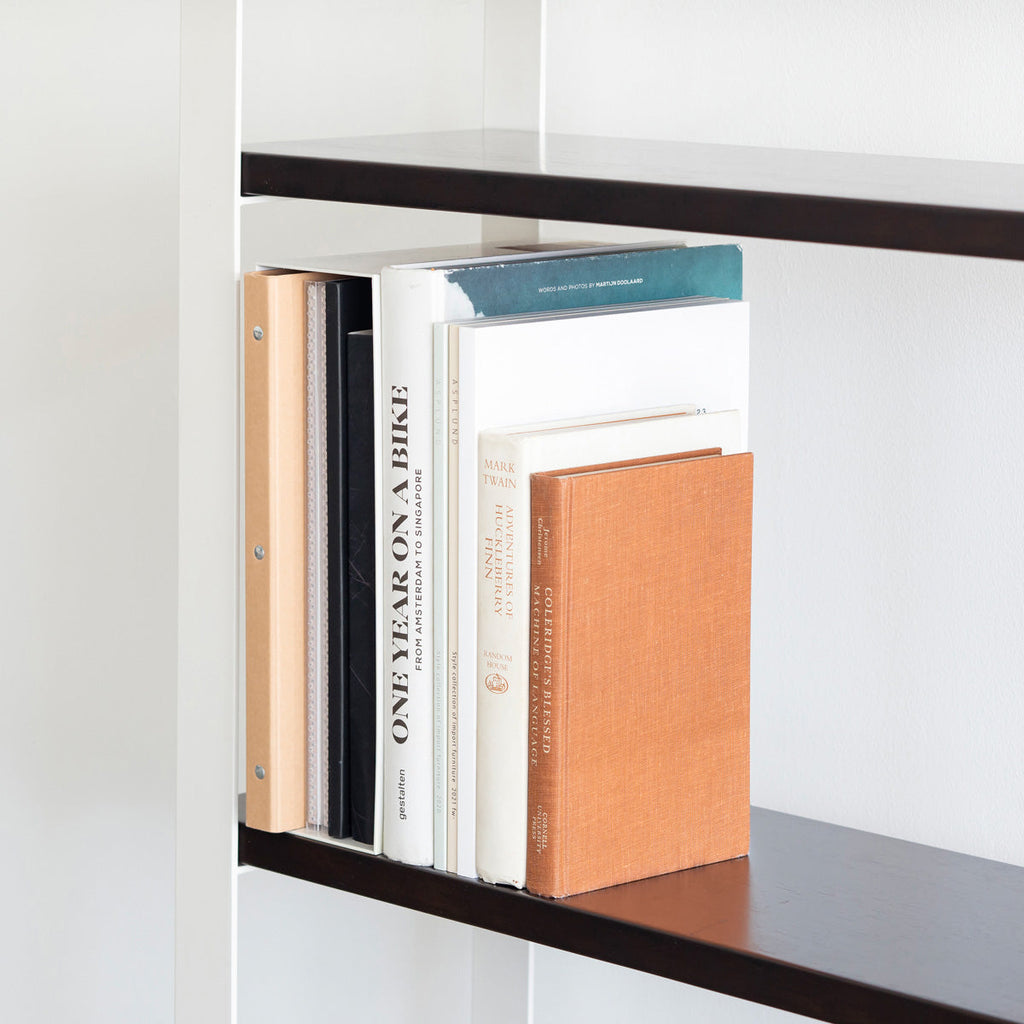 KANADEMONOのラバーウッドブラックブラウンの棚板とホワイトのアイアン脚を組み合わせたシェルフ（使用イメージ２）