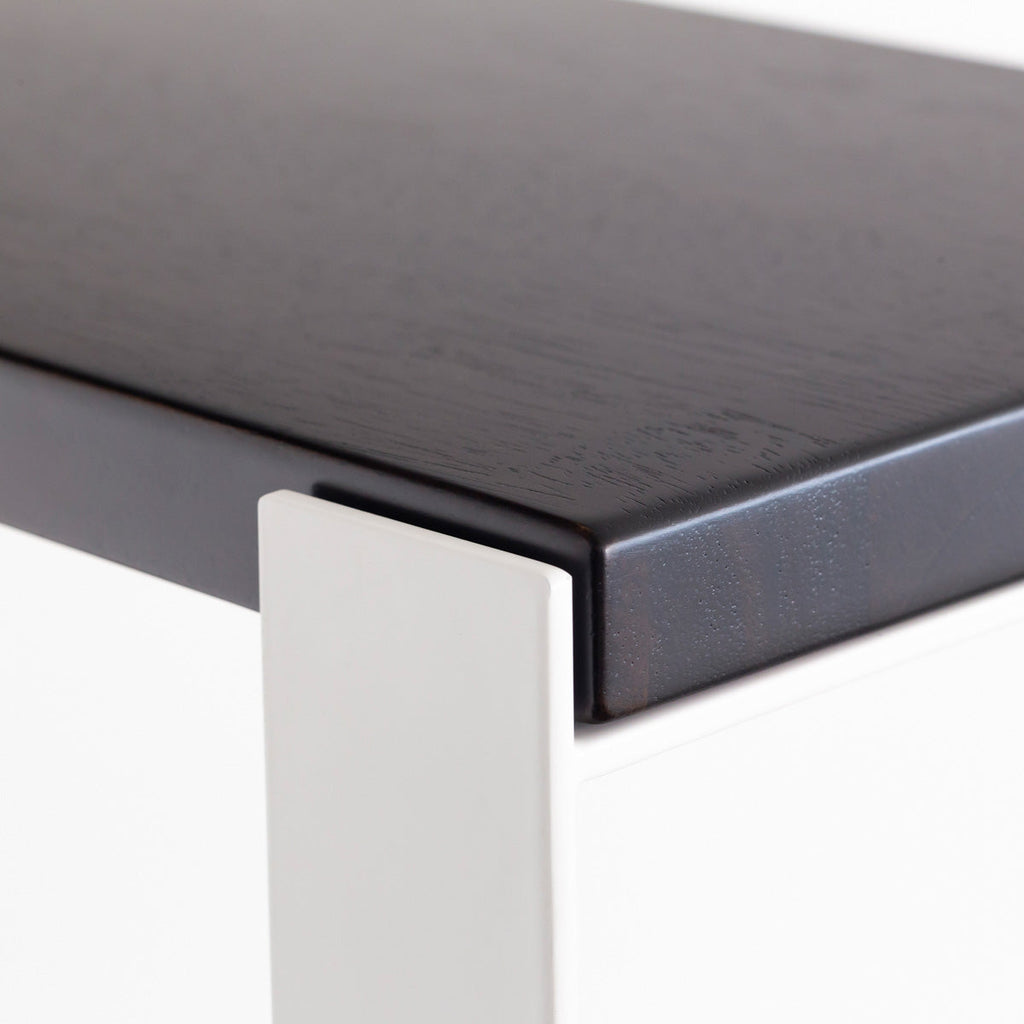 KANADEMONOのラバーウッドブラックブラウンの棚板とホワイトのアイアン脚を組み合わせたシェルフ（角）