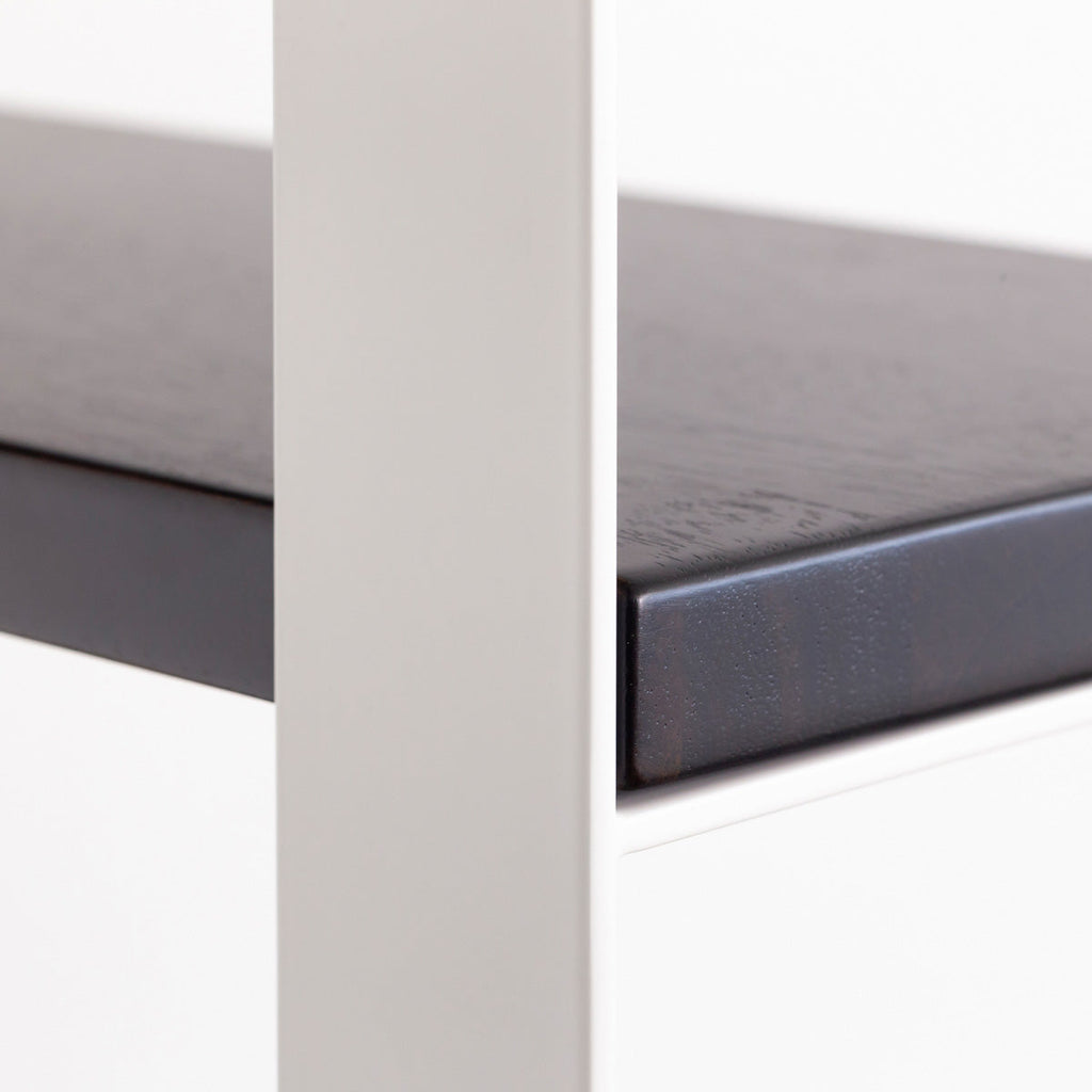 KANADEMONOのラバーウッドブラックブラウンの棚板とホワイトのアイアン脚を組み合わせたシェルフ（フレーム）