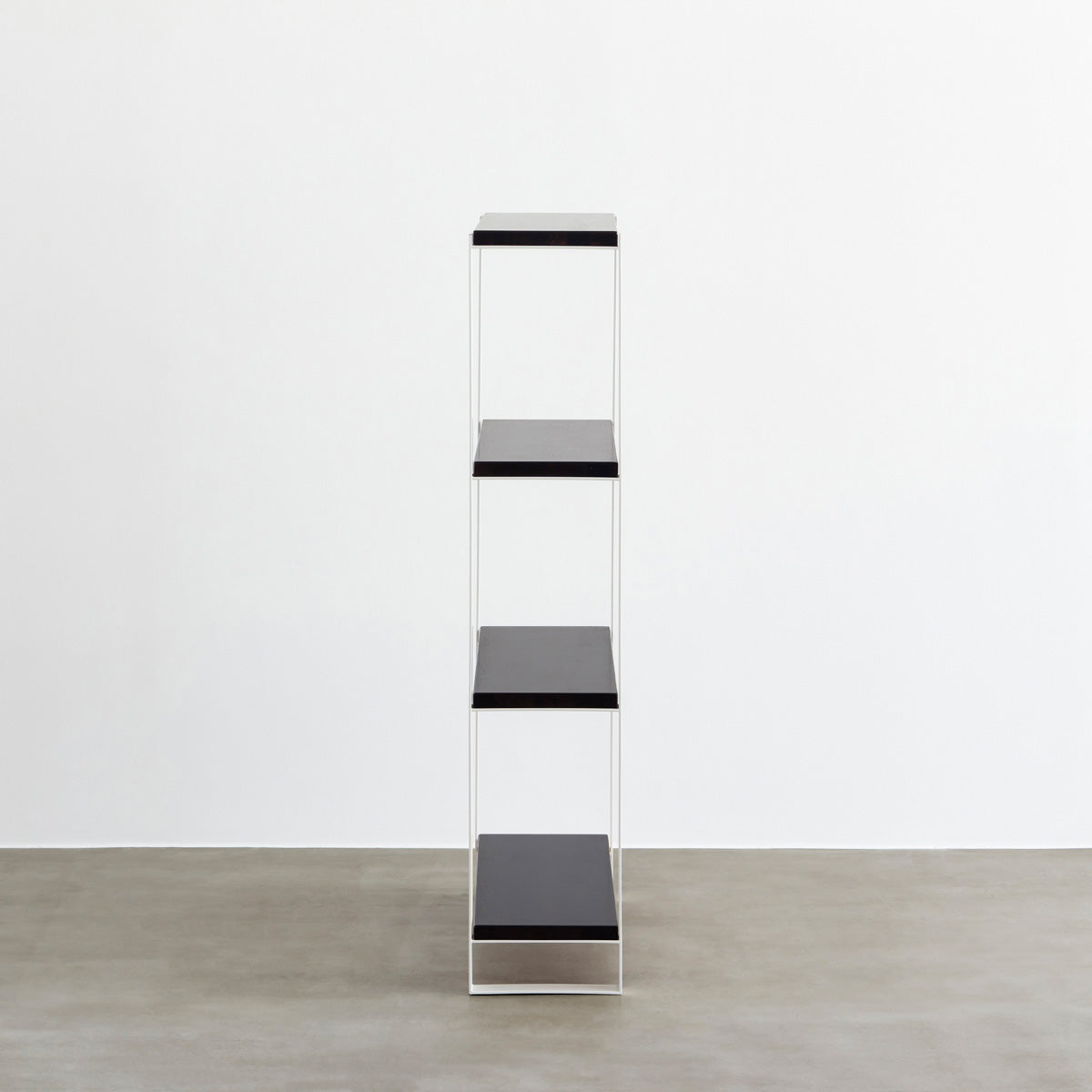 KANADEMONOのラバーウッドブラックブラウンの棚板とホワイトのアイアン脚を組み合わせたシェルフ（側面）