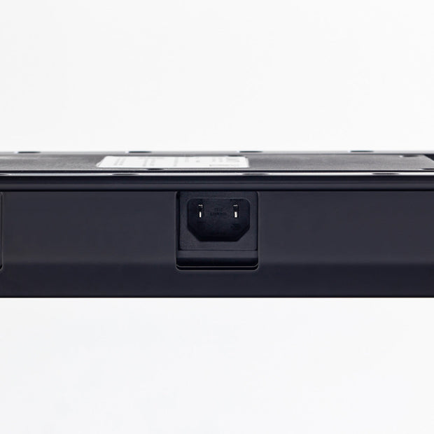 KANADEMONOのスマート電動昇降脚ブラックの単品画像（電源コード差し込み口）