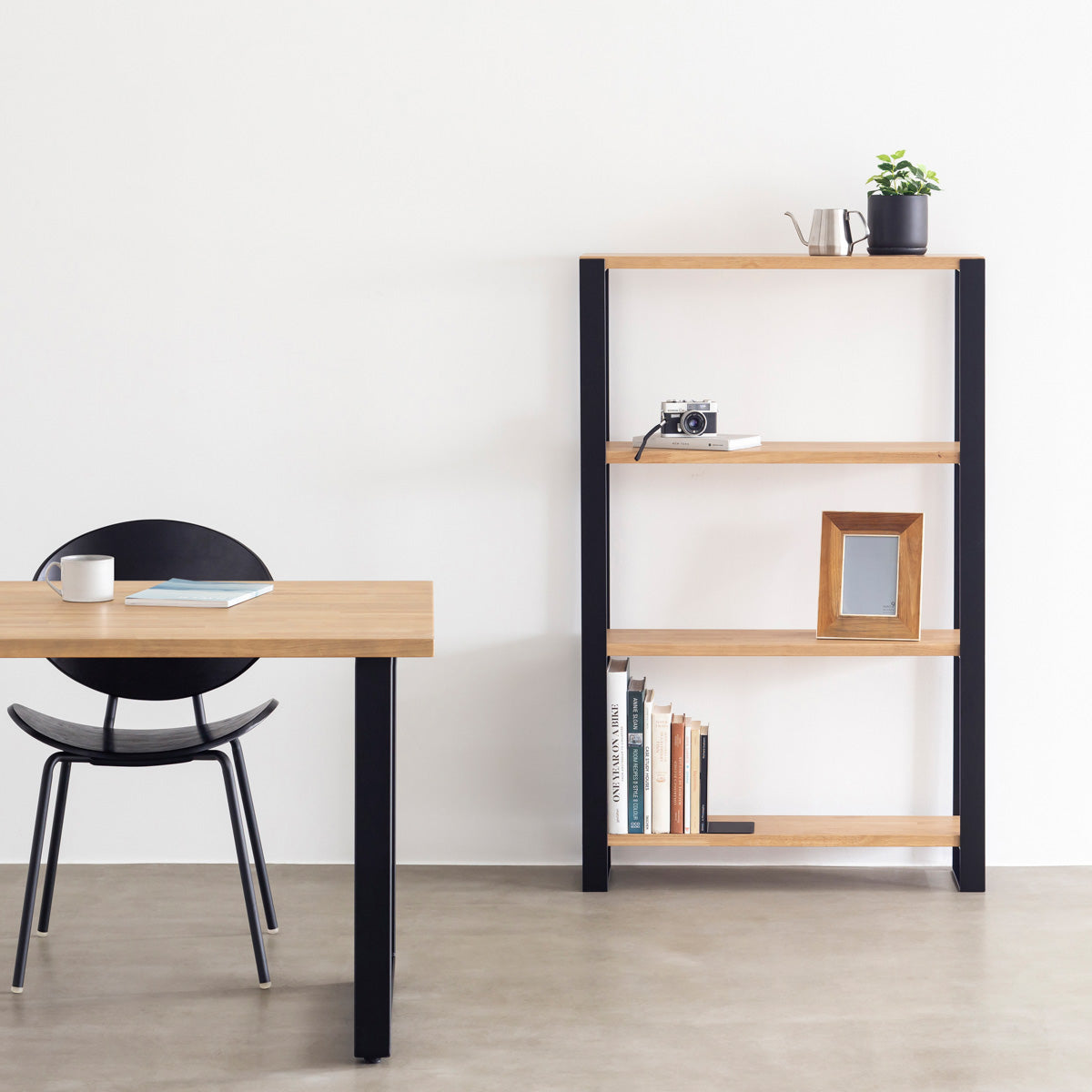 KANADEMONOのラバーウッドアッシュの棚板とアイアン脚を組み合わせたシェルフ（使用例2）