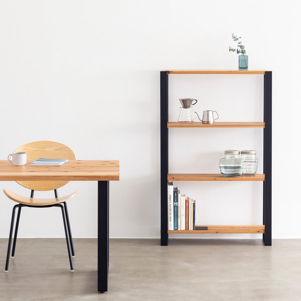 Kanademonoの杉無垢の棚板とアイアン脚を組み合わせたシェルフの使用例3