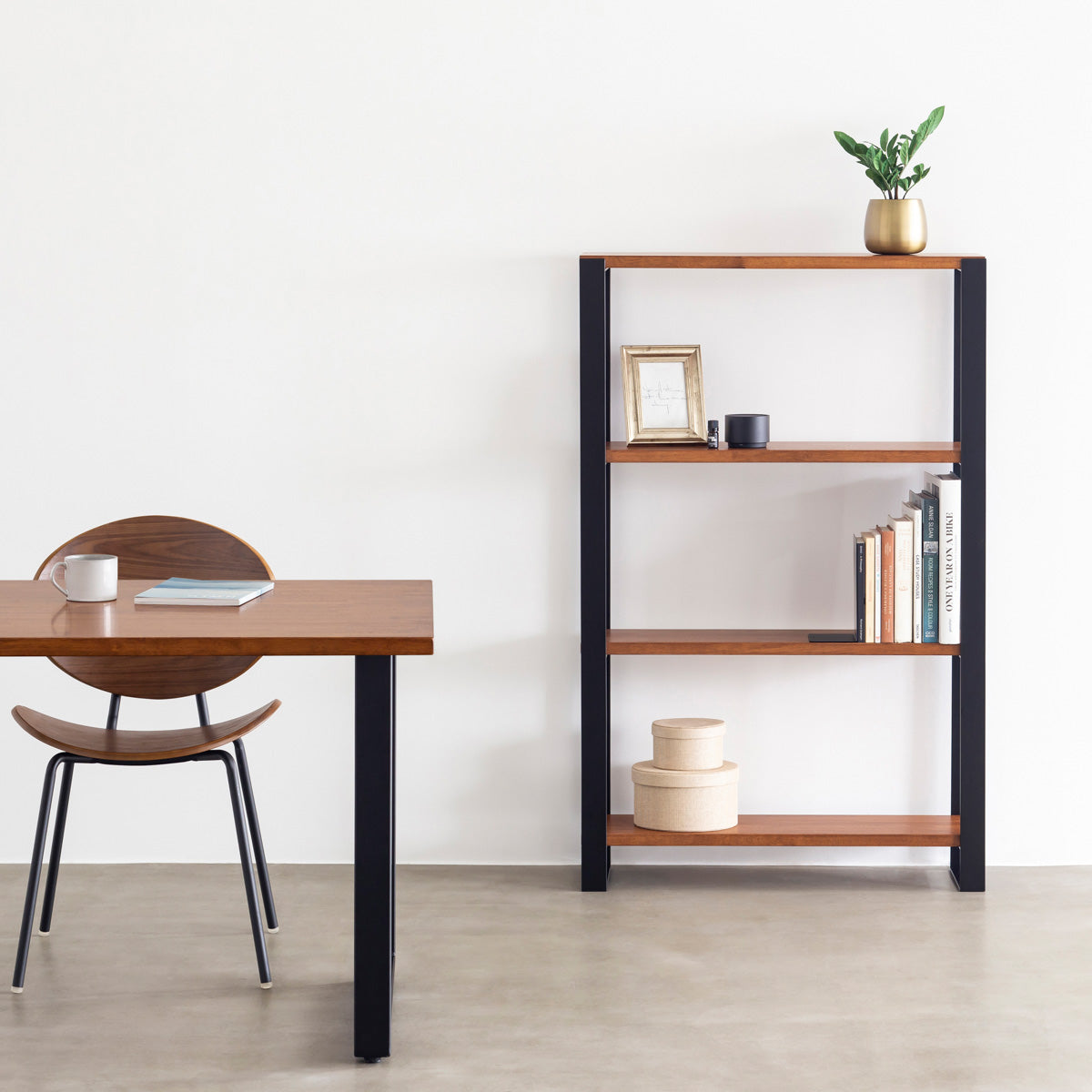 Kanademonoのラバーウッド材チークブラウンの棚板とアイアン脚を組み合わせたシェルフの使用例3