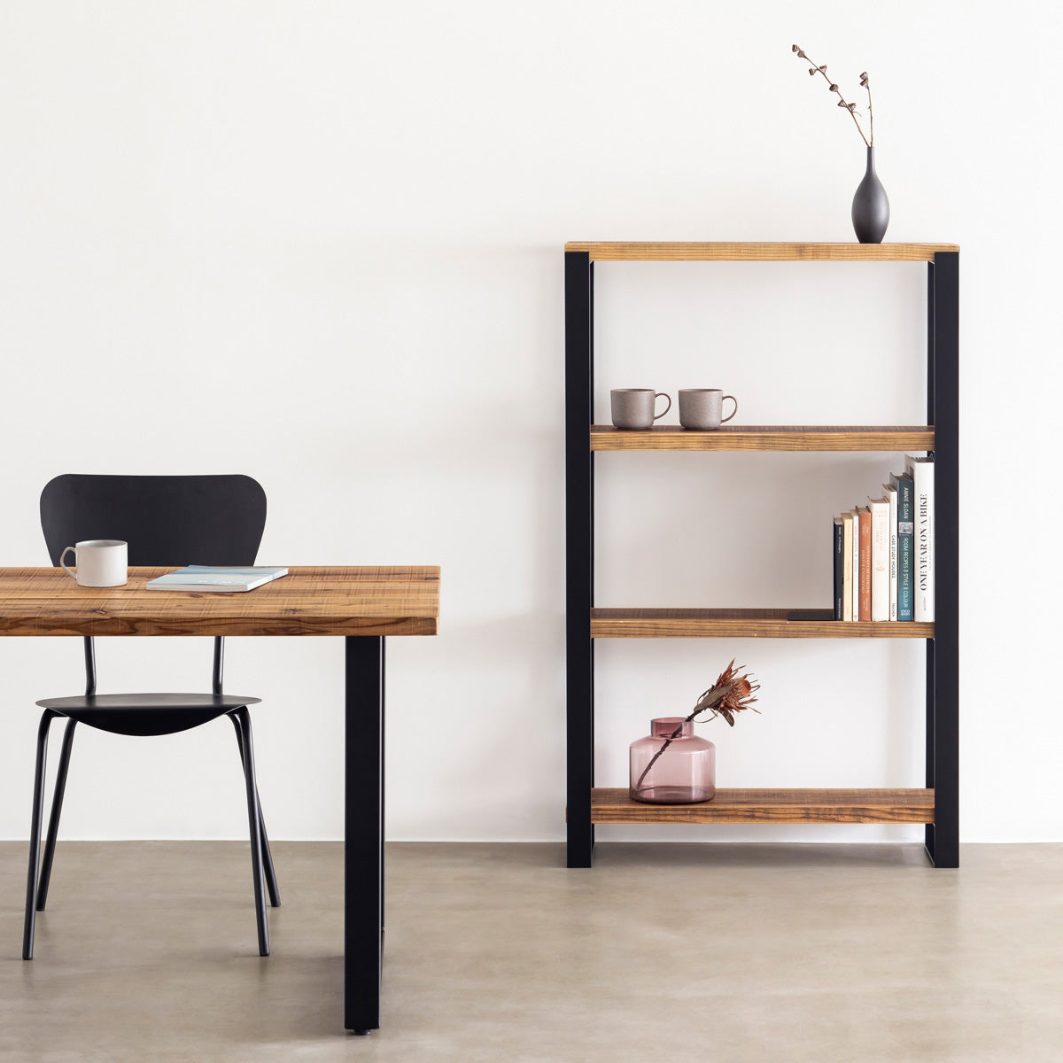 Kanademonoのヴィンテージウッドの棚板とアイアン脚を組み合わせたシェルフの使用例4