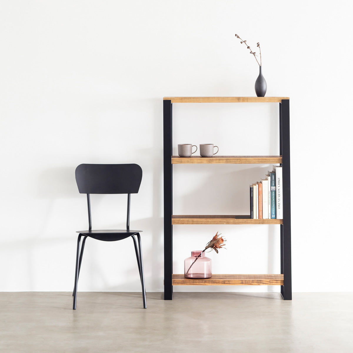 Kanademonoのヴィンテージウッドの棚板とアイアン脚を組み合わせたシェルフの使用例3