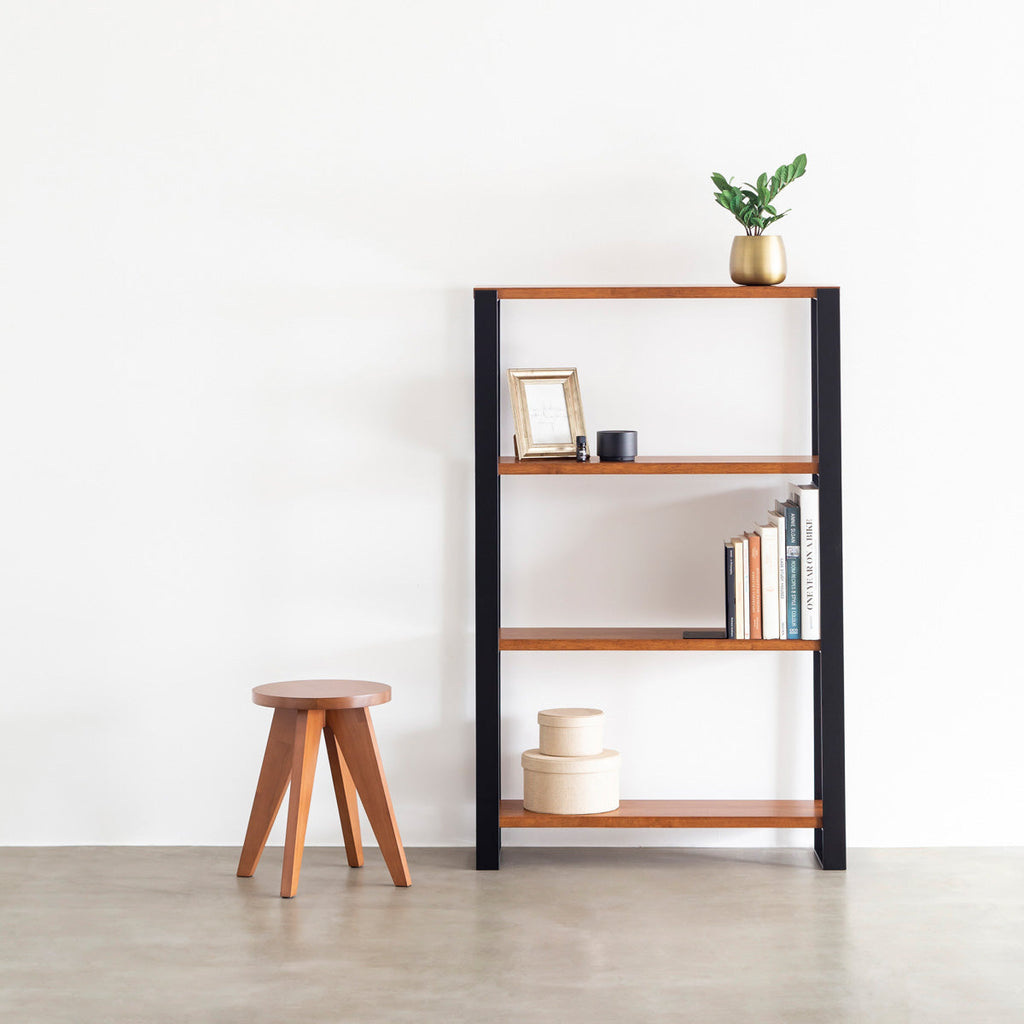 Kanademonoのラバーウッド材チークブラウンの棚板とアイアン脚を組み合わせたシェルフの使用例4