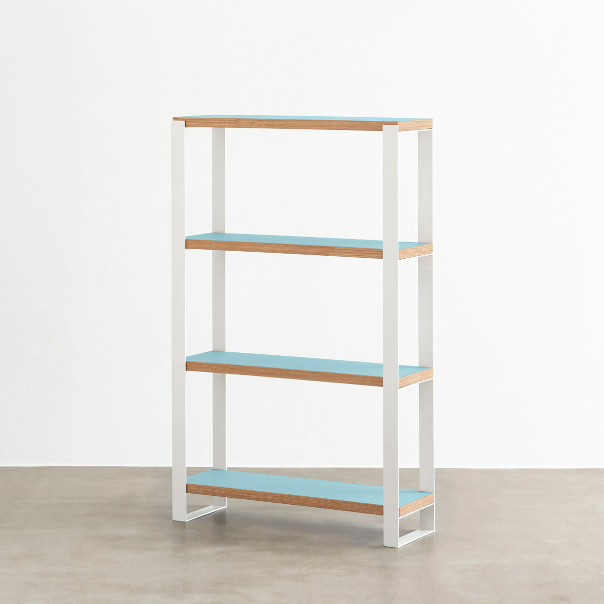 Kanademonoのリノリウム素材の棚板にホワイトのアイアンフレームを組み合わせたシェルフ/Aquavert