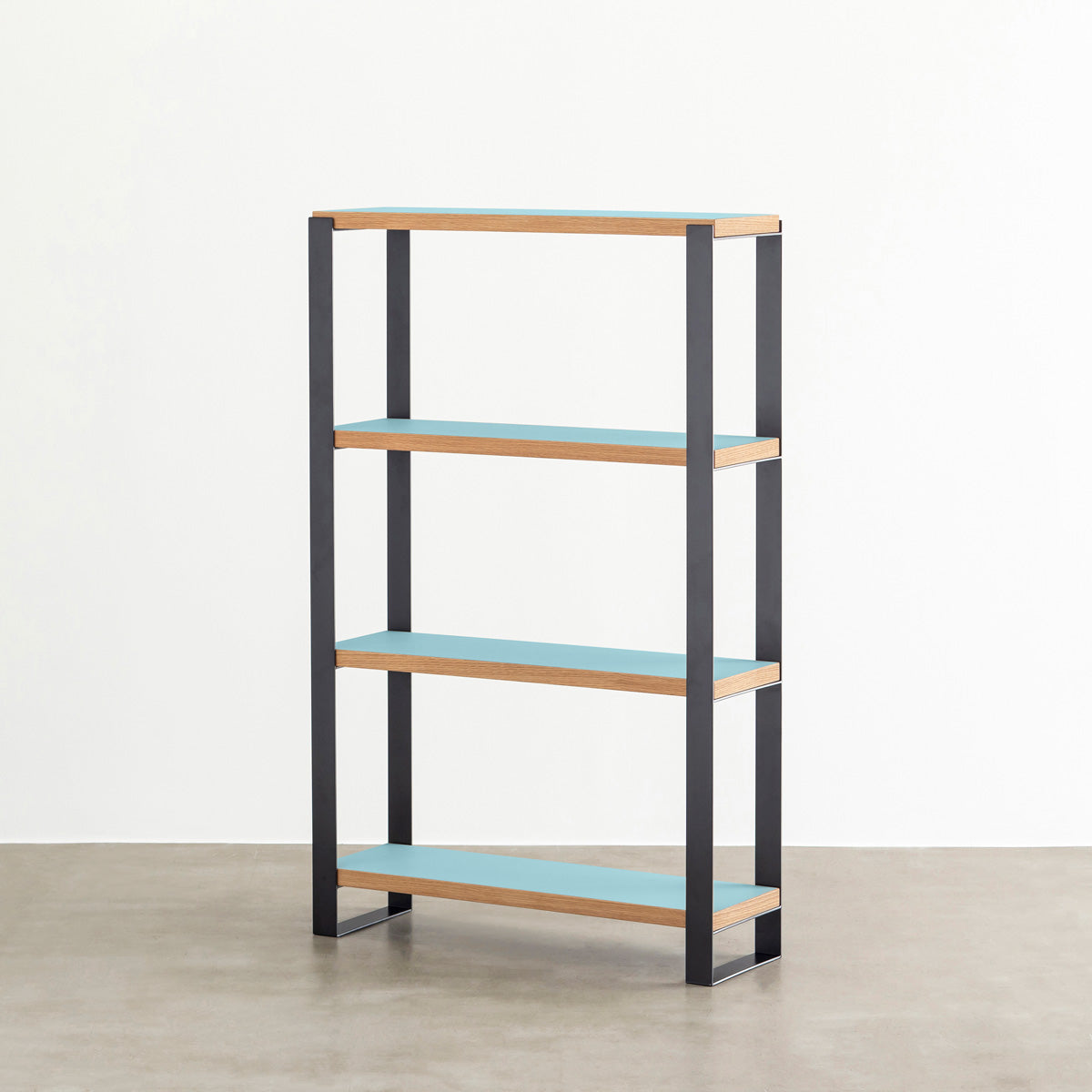 Kanademonoのリノリウム素材の棚板にブラックのアイアンフレームを組み合わせたシェルフ/Aquavert