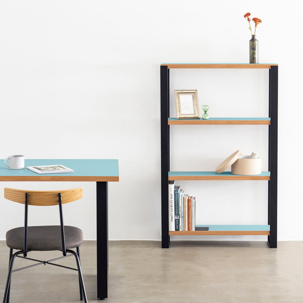 Kanademonoのリノリウム素材の棚板にブラックのアイアンフレームを組み合わせたシェルフ/Aquavert（使用イメージ）