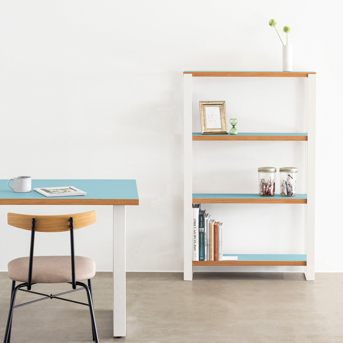 Kanademonoのリノリウム素材の棚板にホワイトのアイアンフレームを組み合わせたシェルフ/Aquavert（使用イメージ）