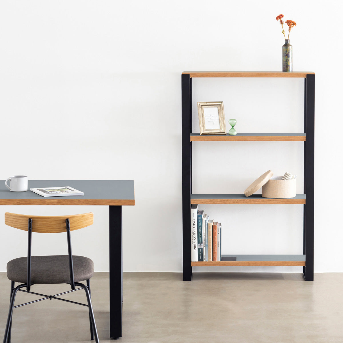 Kanademonoのリノリウム素材の棚板にブラックのアイアンフレームを組み合わせたシェルフ/Ash（使用イメージ）