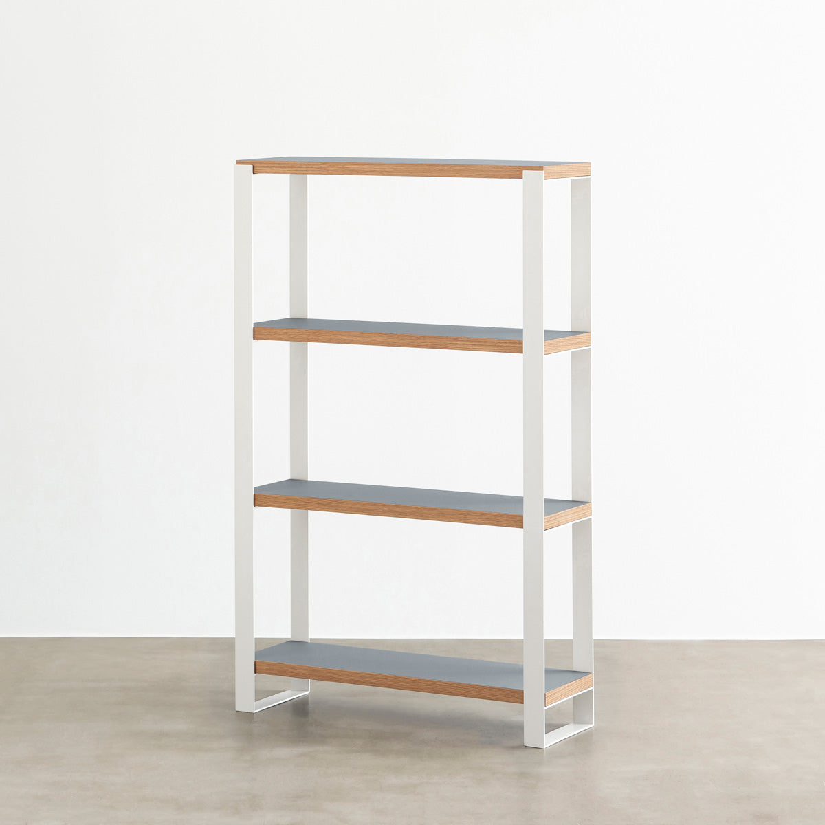 Kanademonoのリノリウム素材の棚板にホワイトのアイアンフレームを組み合わせたシェルフ/Ash