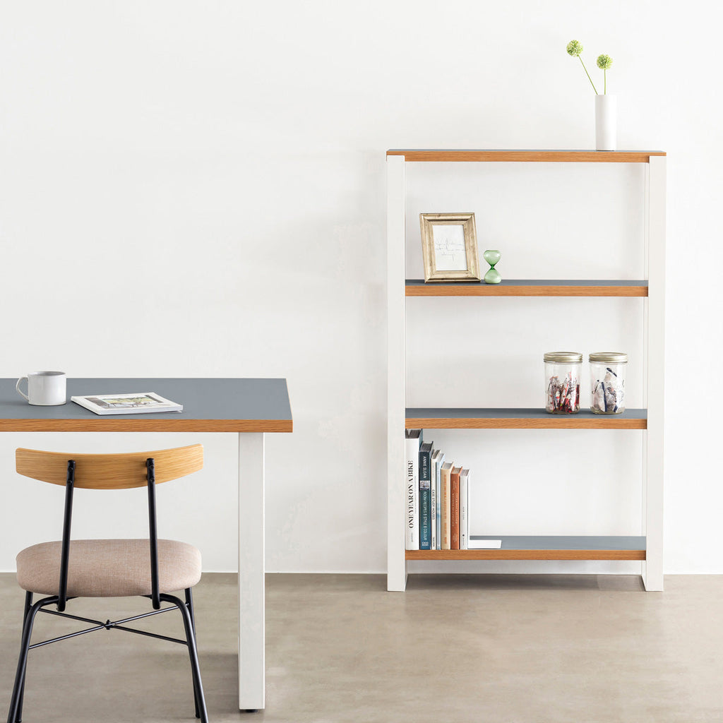 Kanademonoのリノリウム素材の棚板にホワイトのアイアンフレームを組み合わせたシェルフ/Ash（使用イメージ）