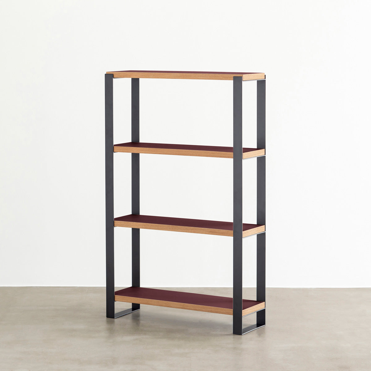 Kanademonoのリノリウム素材の棚板にブラックのアイアンフレームを組み合わせたシェルフ/Burgundy