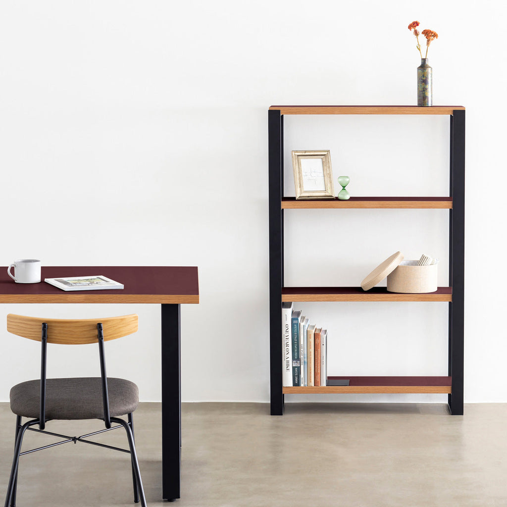 Kanademonoのリノリウム素材の棚板にブラックのアイアンフレームを組み合わせたシェルフ/Burgundy（使用イメージ）