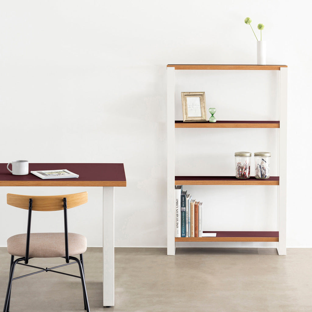 Kanademonoのリノリウム素材の棚板にホワイトのアイアンフレームを組み合わせたシェルフ/Burgundy（使用イメージ）