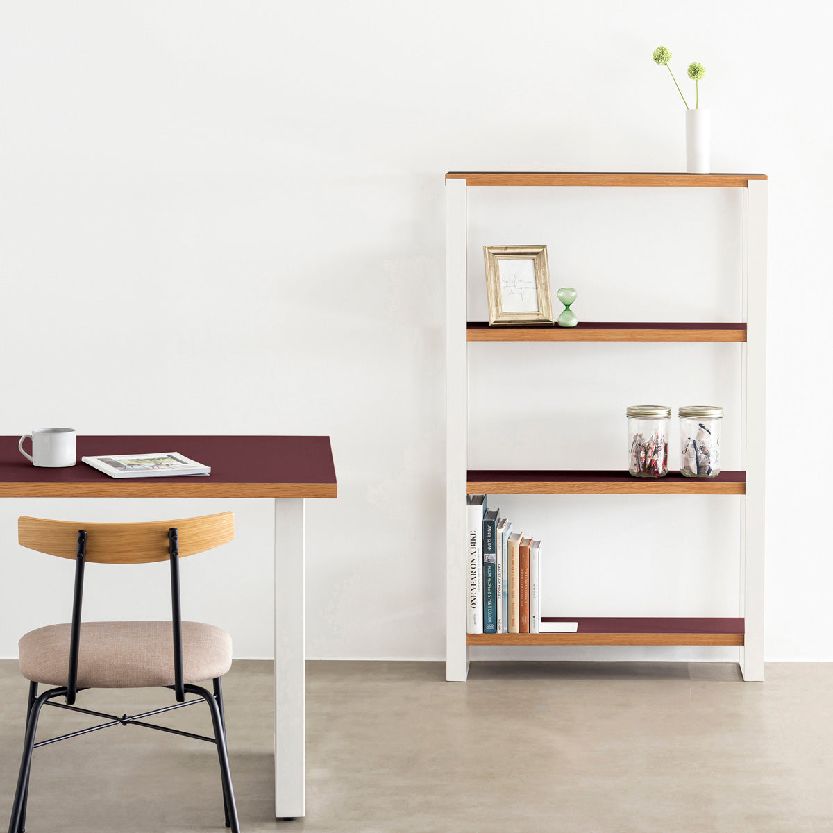 Kanademonoのリノリウム素材の棚板にホワイトのアイアンフレームを組み合わせたシェルフ/Burgundy（使用イメージ）