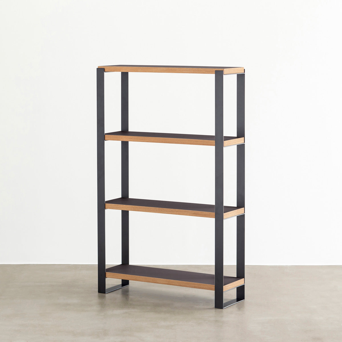 Kanademonoのリノリウム素材の棚板にブラックのアイアンフレームを組み合わせたシェルフ/Chacoal