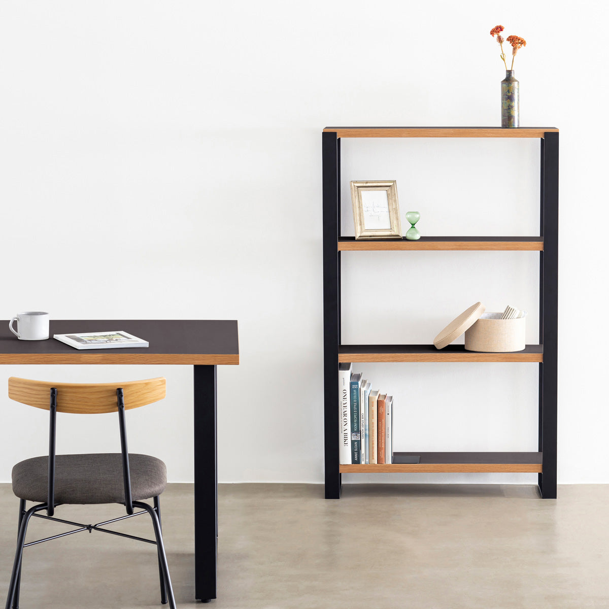 Kanademonoのリノリウム素材の棚板にブラックのアイアンフレームを組み合わせたシェルフ/Chacoal（使用イメージ）