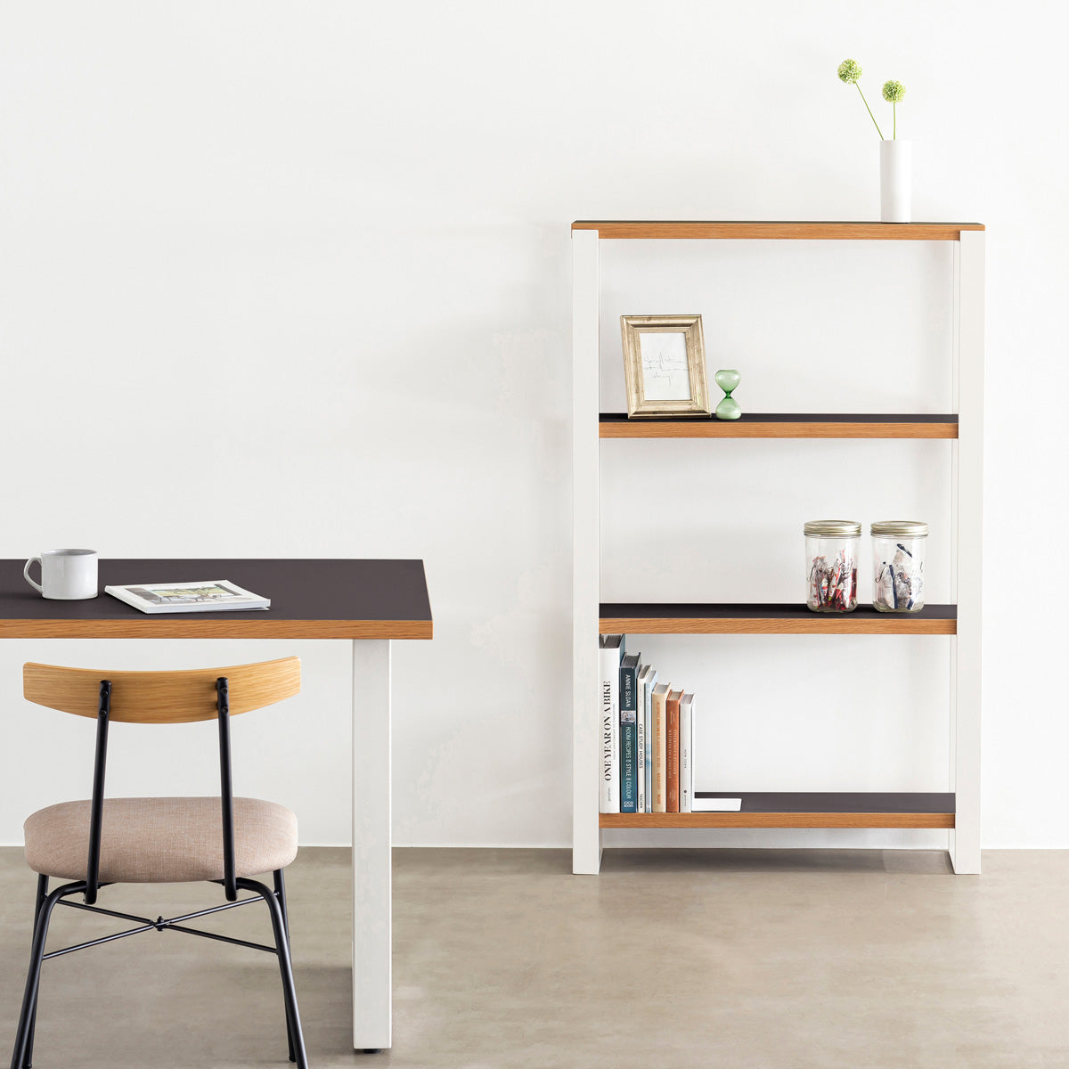 Kanademonoのリノリウム素材の棚板にホワイトのアイアンフレームを組み合わせたシェルフ/Charcoal（使用イメージ）