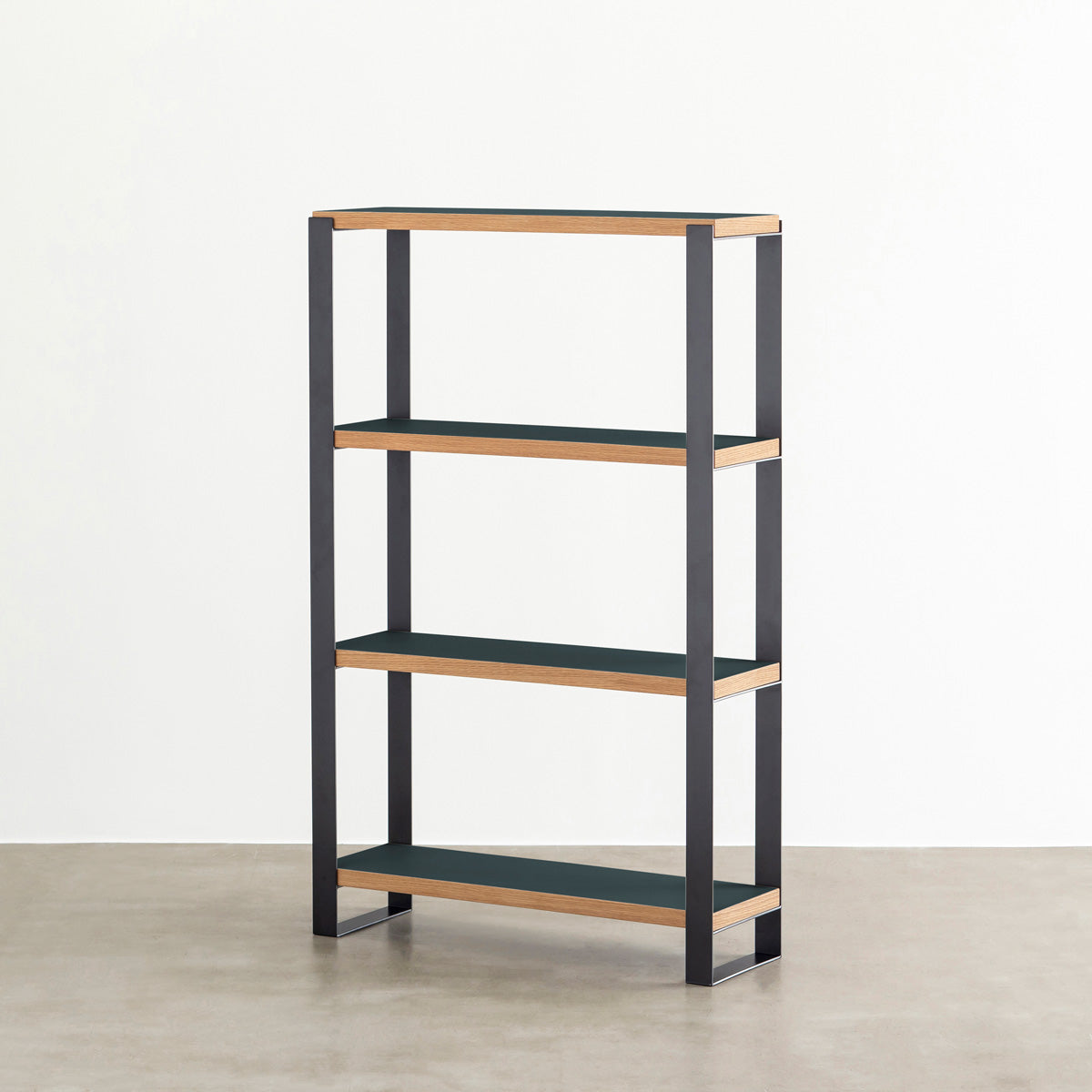 Kanademonoのリノリウム素材の棚板にブラックのアイアンフレームを組み合わせたシェルフ/Conifer