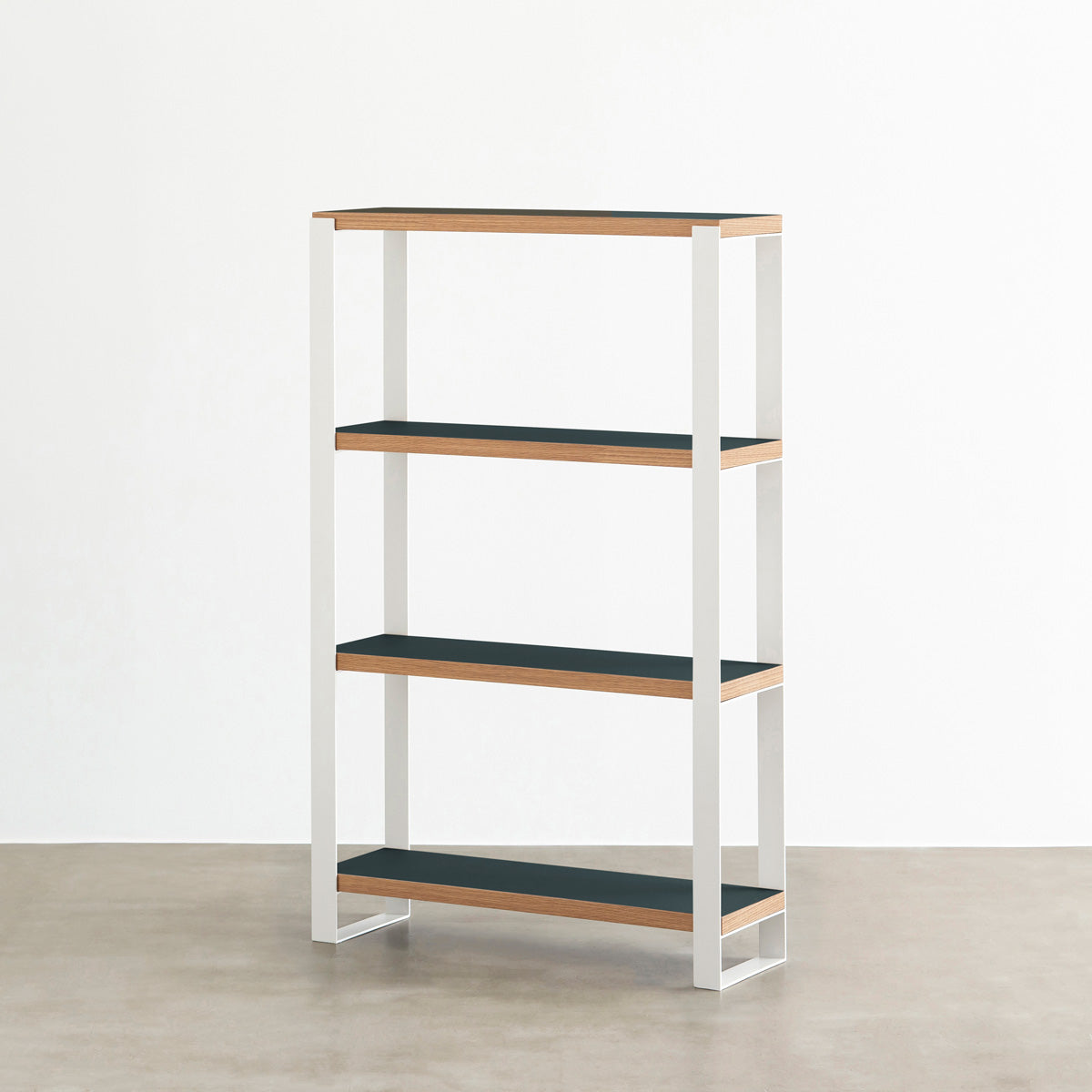 Kanademonoのリノリウム素材の棚板にホワイトのアイアンフレームを組み合わせたシェルフ/Conifer