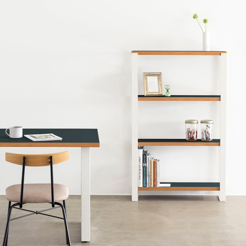 Kanademonoのリノリウム素材の棚板にホワイトのアイアンフレームを組み合わせたシェルフ/Conifer（使用イメージ）