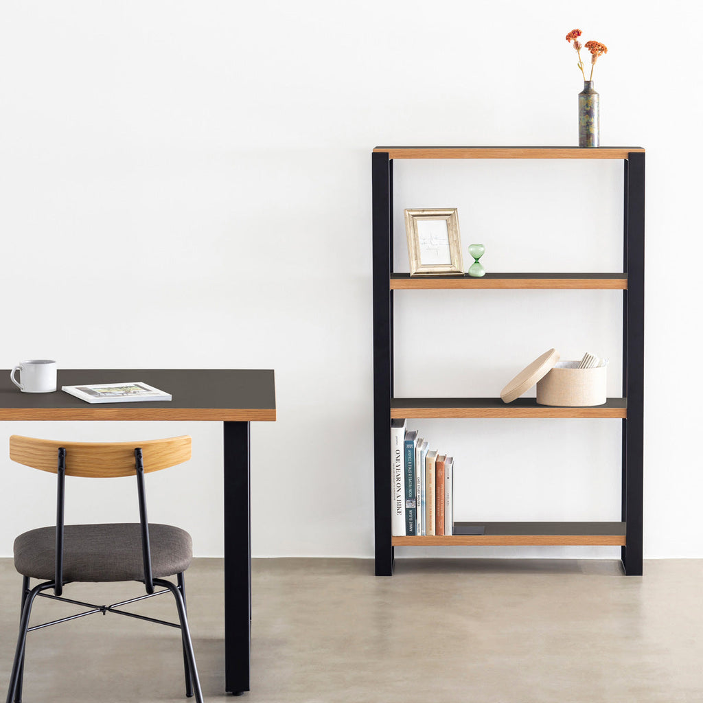 Kanademonoのリノリウム素材の棚板にブラックのアイアンフレームを組み合わせたシェルフ/Iron（使用イメージ）