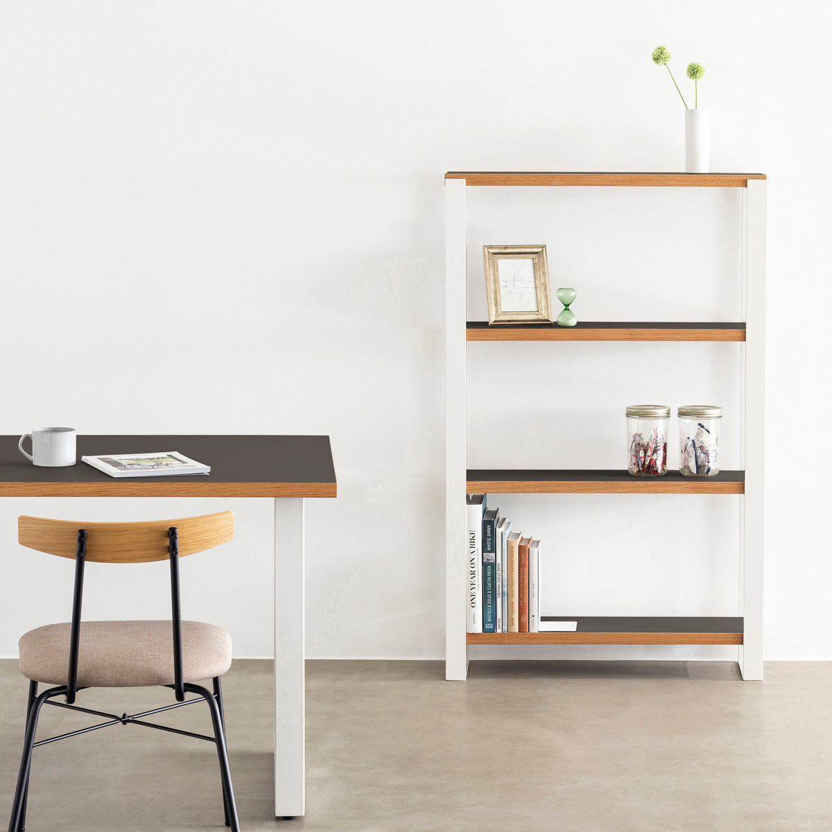 Kanademonoのリノリウム素材の棚板にホワイトのアイアンフレームを組み合わせたシェルフ/Iron（使用イメージ）