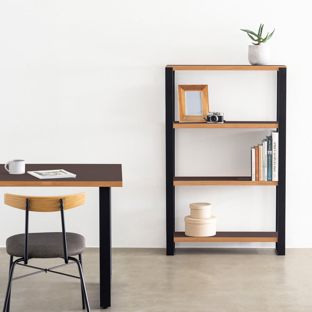 Kanademonoのリノリウム素材の棚板にブラックのアイアンフレームを組み合わせたシェルフ/Mauve（使用イメージ）