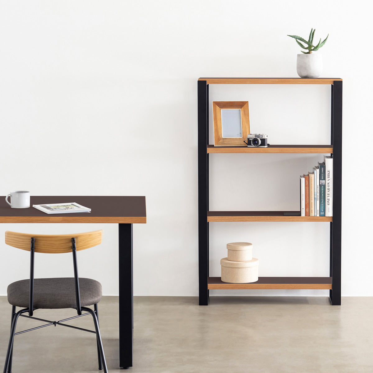 Kanademonoのリノリウム素材の棚板にブラックのアイアンフレームを組み合わせたシェルフ/Mauve（使用イメージ）