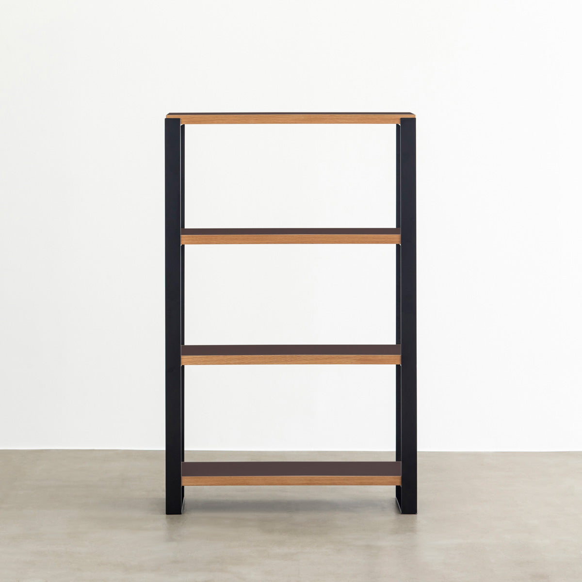 Kanademonoのリノリウム素材の棚板にブラックのアイアンフレームを組み合わせたシェルフ/Mauve（正面）
