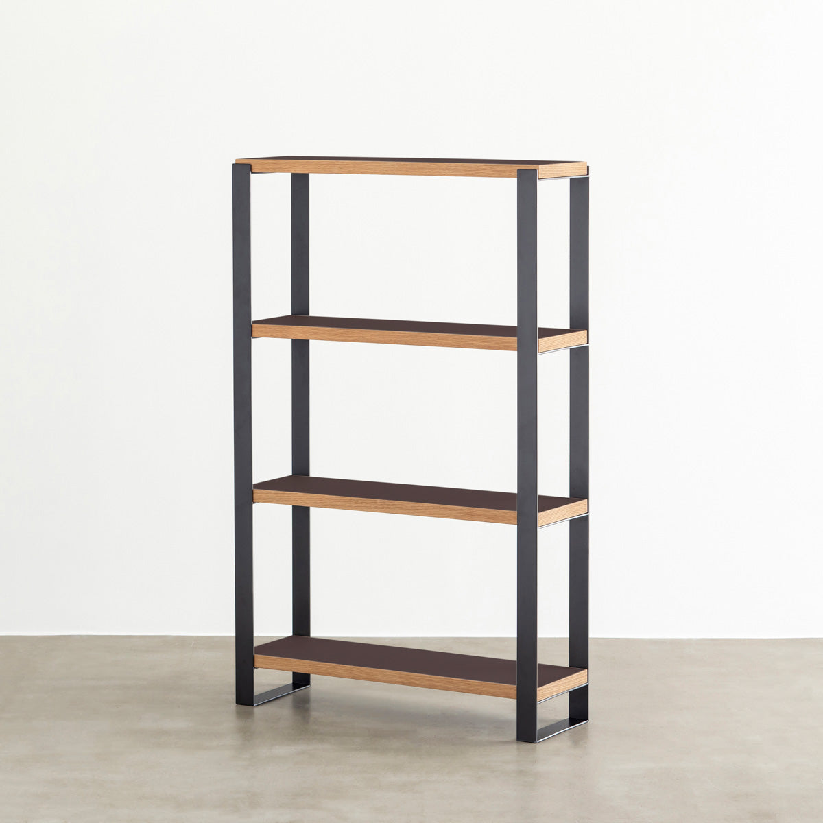 Kanademonoのリノリウム素材の棚板にブラックのアイアンフレームを組み合わせたシェルフ/Mauve