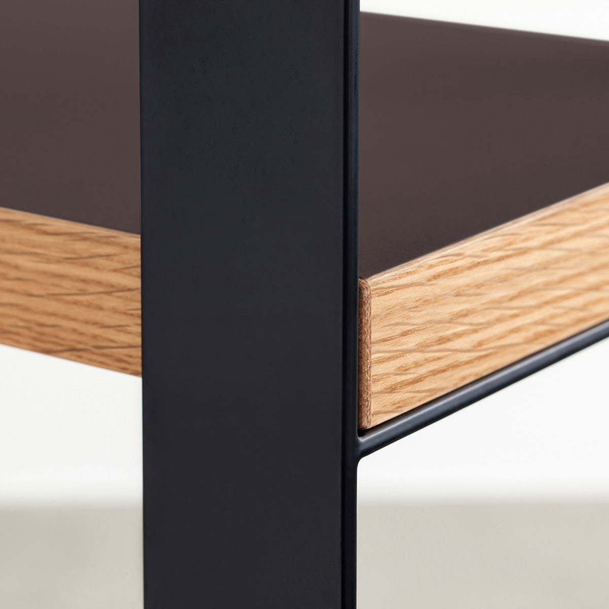 Kanademonoのリノリウム素材の棚板にブラックのアイアンフレームを組み合わせたシェルフ/Mauve（フレーム）