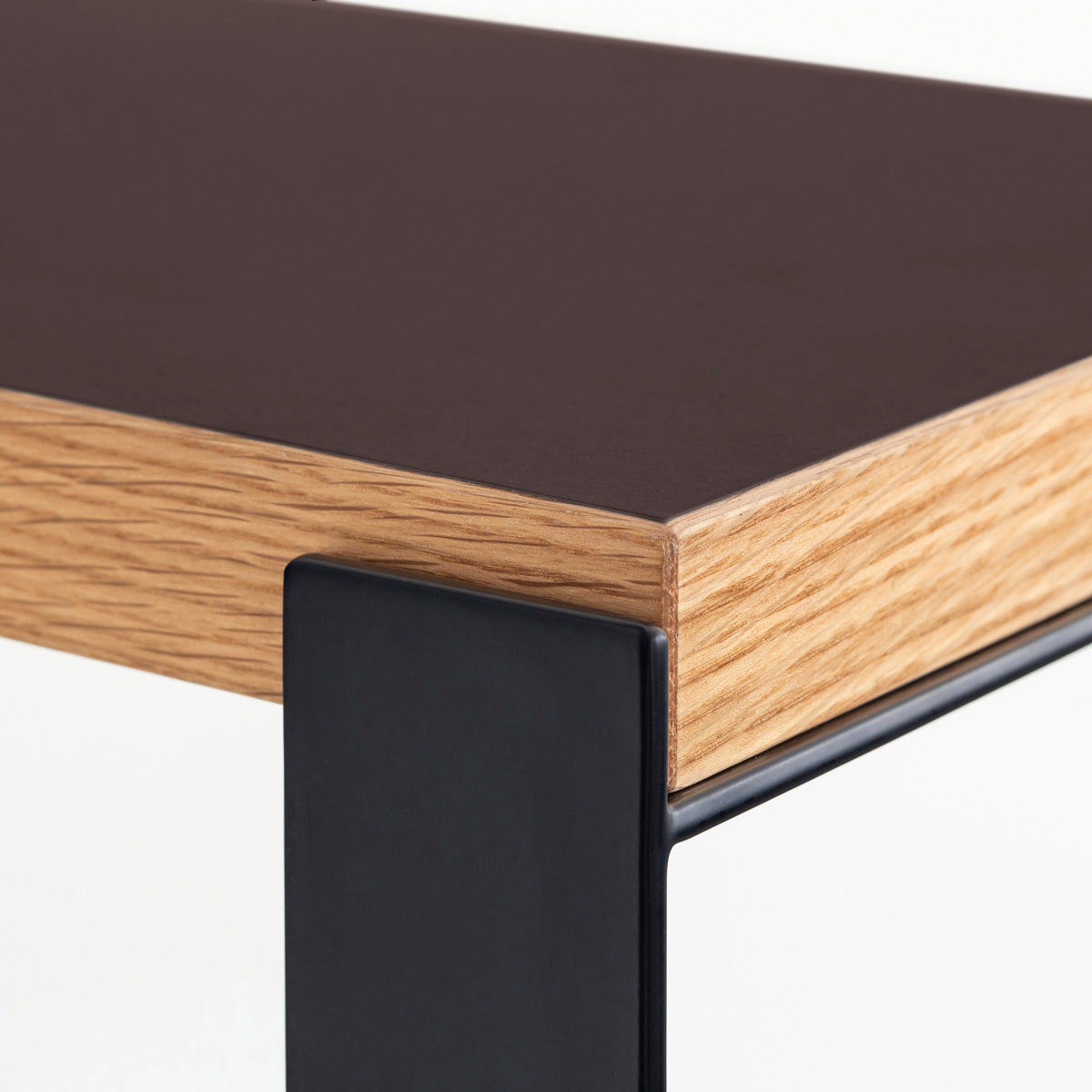 Kanademonoのリノリウム素材の棚板にブラックのアイアンフレームを組み合わせたシェルフ/Mauve（角）