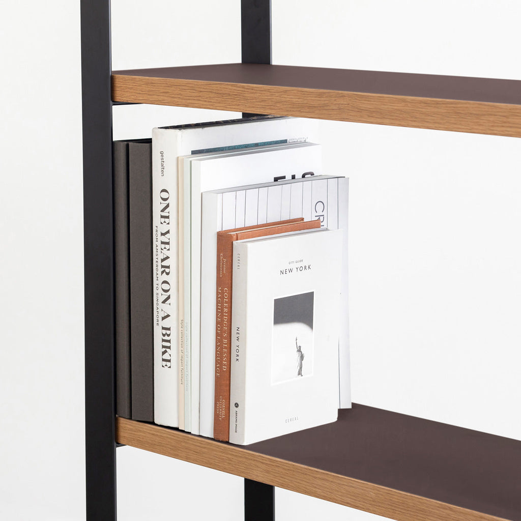 Kanademonoのリノリウム素材の棚板にブラックのアイアンフレームを組み合わせたシェルフ/Mauve（使用イメージ２）