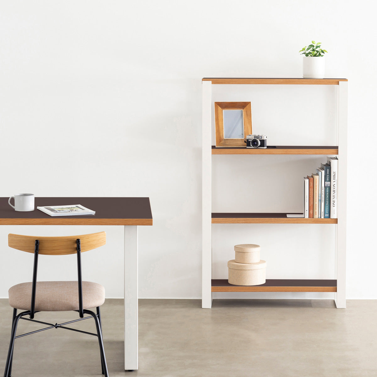 Kanademonoのリノリウム素材の棚板にホワイトのアイアンフレームを組み合わせたシェルフ/Mauve（使用イメージ）