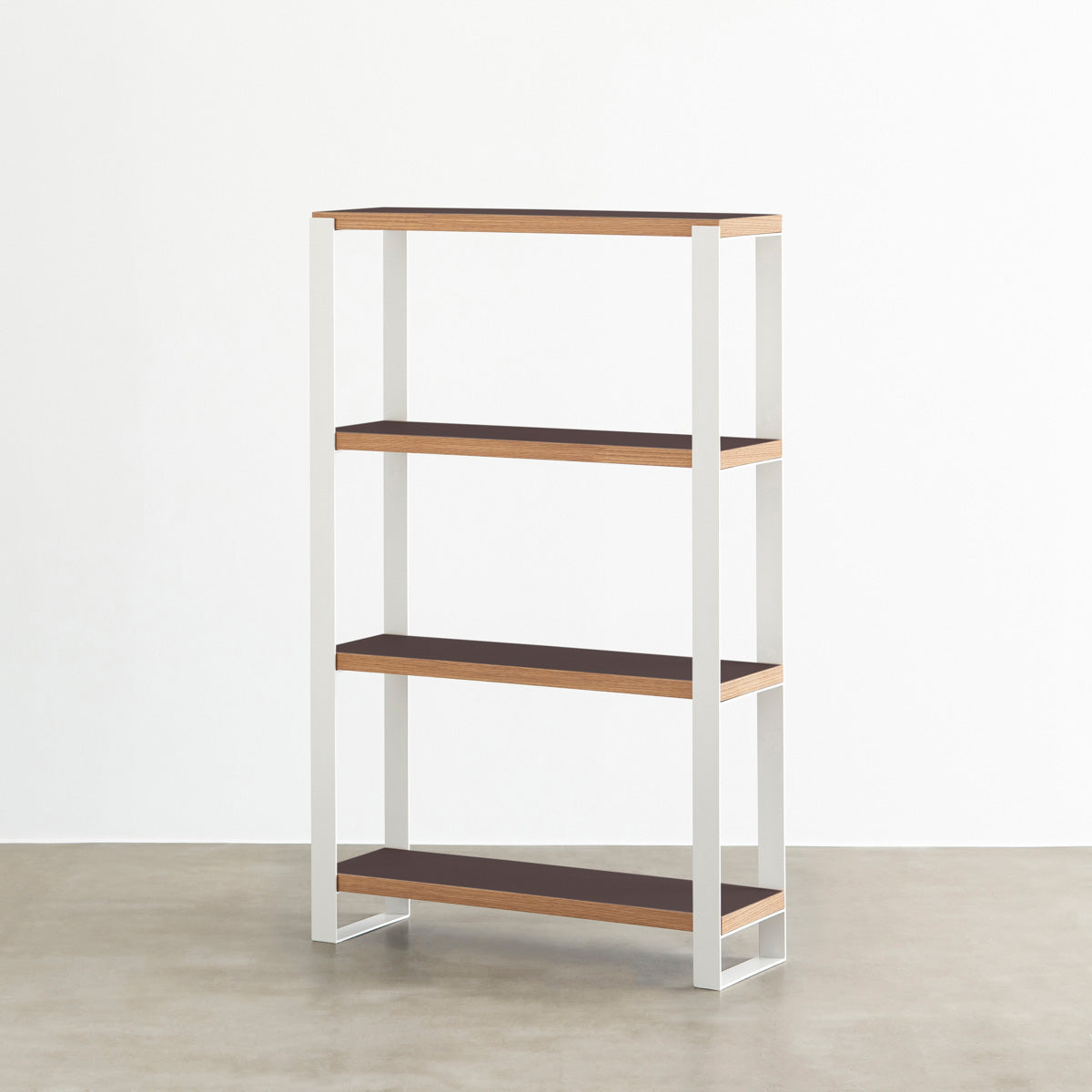 Kanademonoのリノリウム素材の棚板にホワイトのアイアンフレームを組み合わせたシェルフ/Mauve