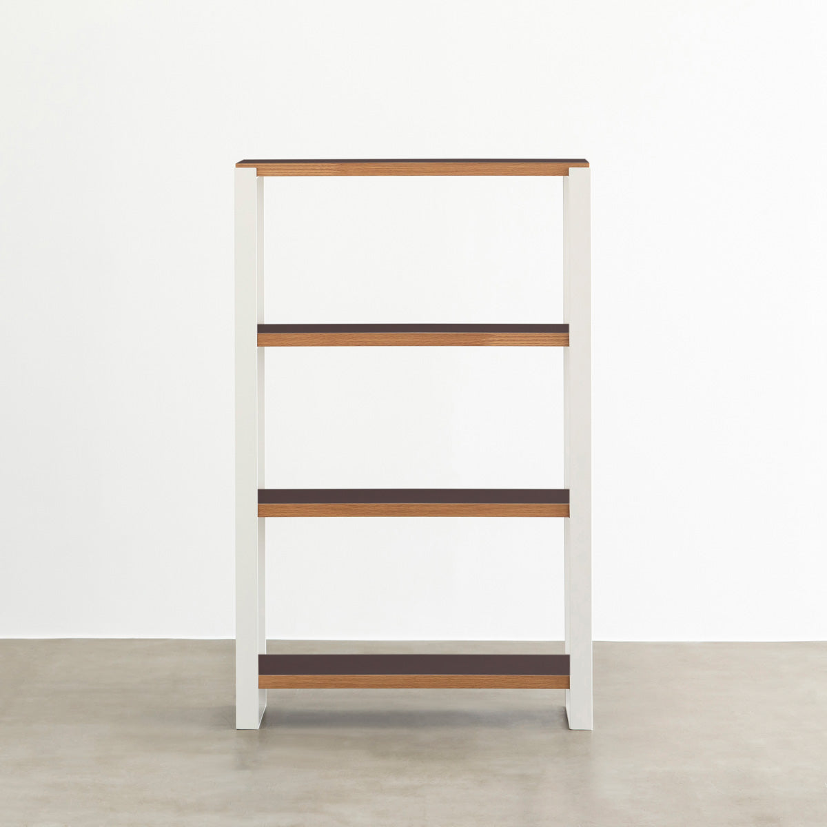 Kanademonoのリノリウム素材の棚板にホワイトのアイアンフレームを組み合わせたシェルフ/Mauve（正面）