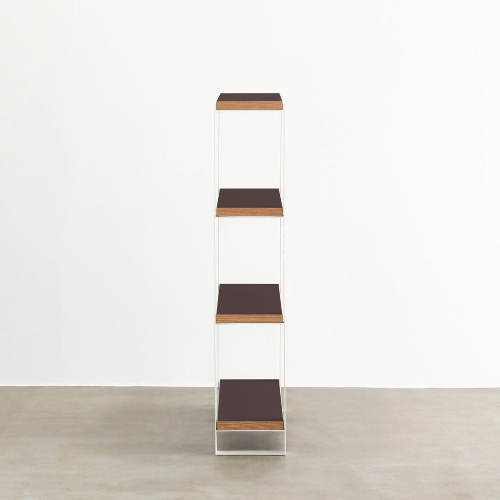 Kanademonoのリノリウム素材の棚板にホワイトのアイアンフレームを組み合わせたシェルフ/Mauve（側面）