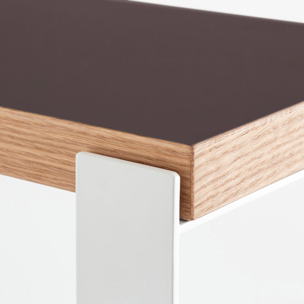 Kanademonoのリノリウム素材の棚板にホワイトのアイアンフレームを組み合わせたシェルフ/Mauve（角）