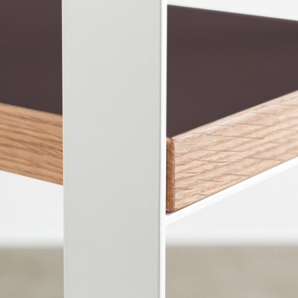 Kanademonoのリノリウム素材の棚板にホワイトのアイアンフレームを組み合わせたシェルフ/Mauve（フレーム）