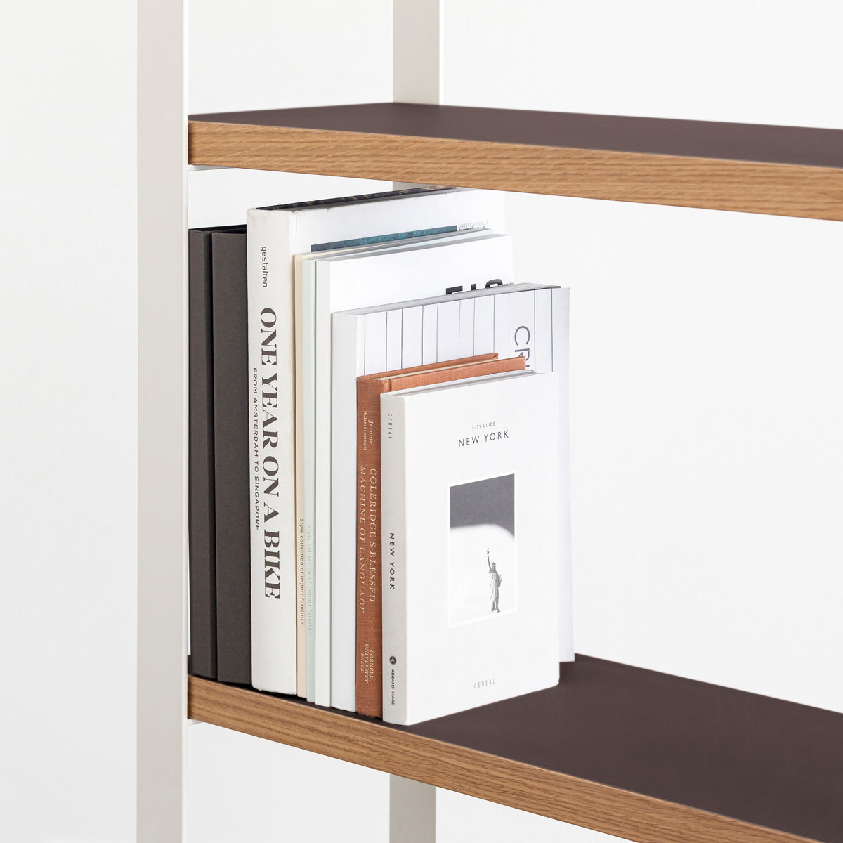 Kanademonoのリノリウム素材の棚板にホワイトのアイアンフレームを組み合わせたシェルフ/Mauve（使用イメージ２）