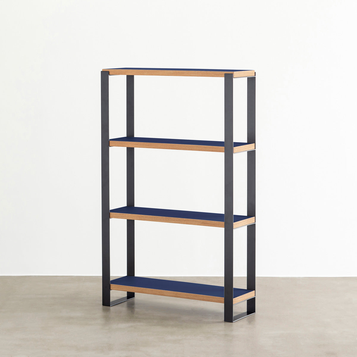 Kanademonoのリノリウム素材の棚板にブラックのアイアンフレームを組み合わせたシェルフ/MidnightBlue