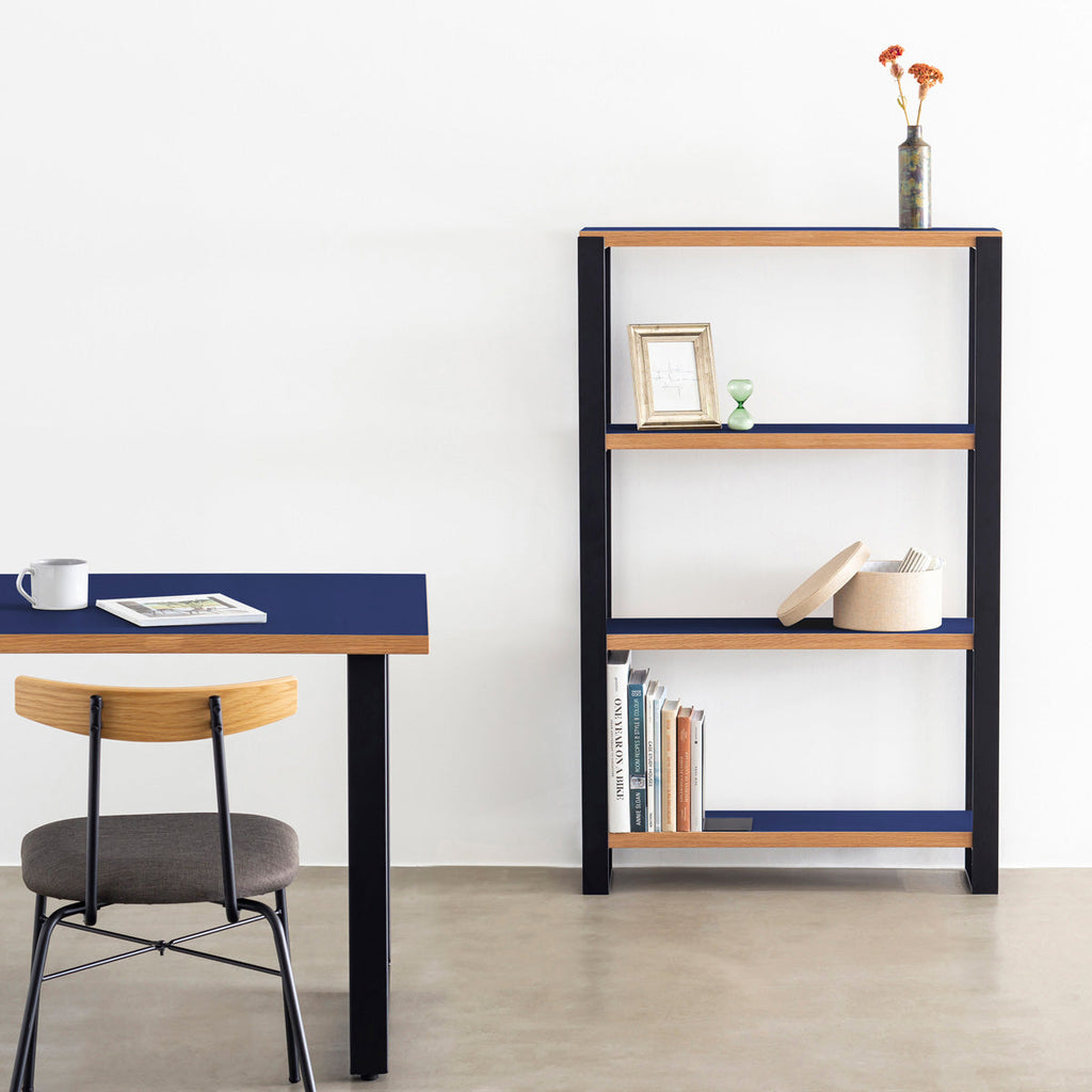 Kanademonoのリノリウム素材の棚板にブラックのアイアンフレームを組み合わせたシェルフ/MidnightBlue（使用イメージ）