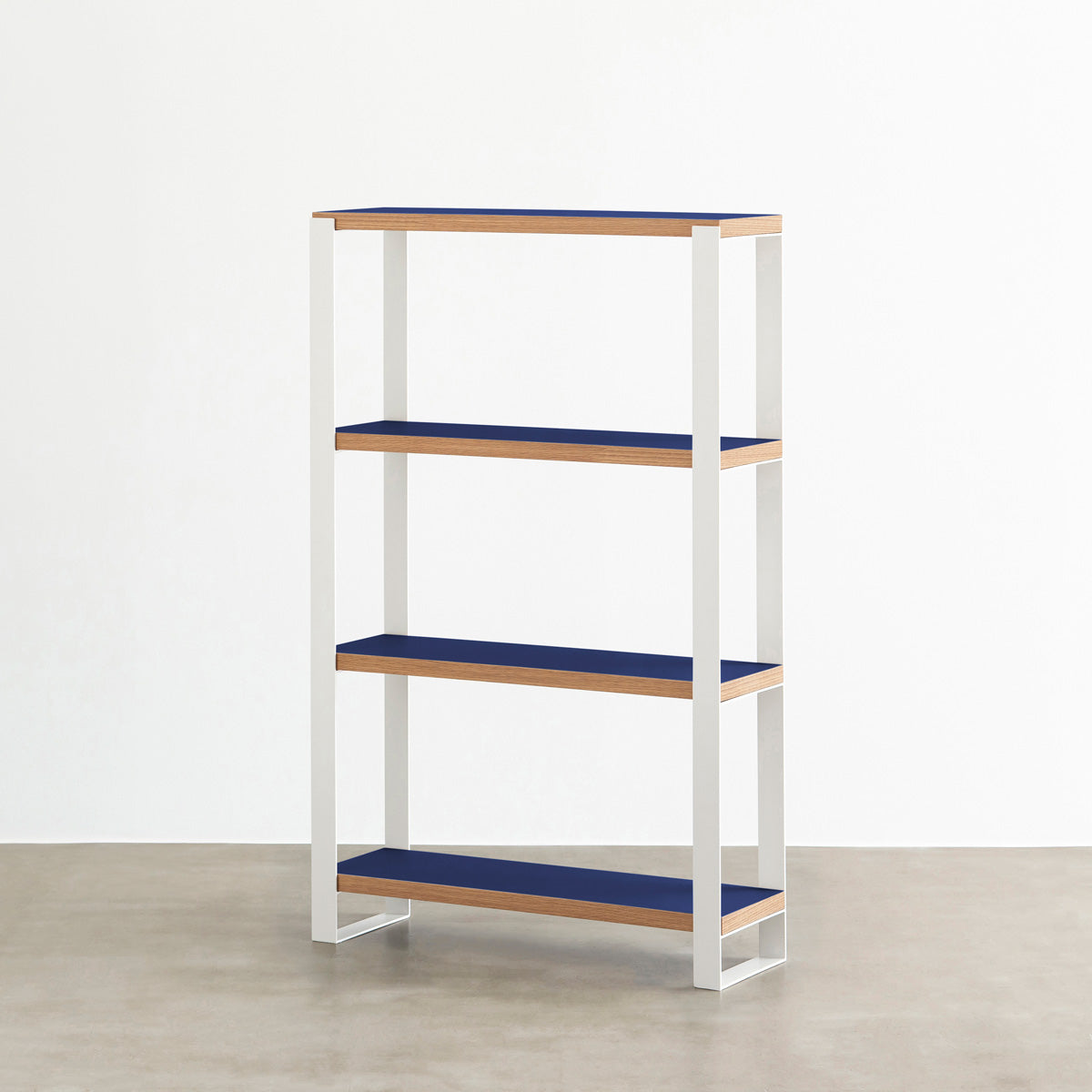 Kanademonoのリノリウム素材の棚板にホワイトのアイアンフレームを組み合わせたシェルフ/MidnightBlue