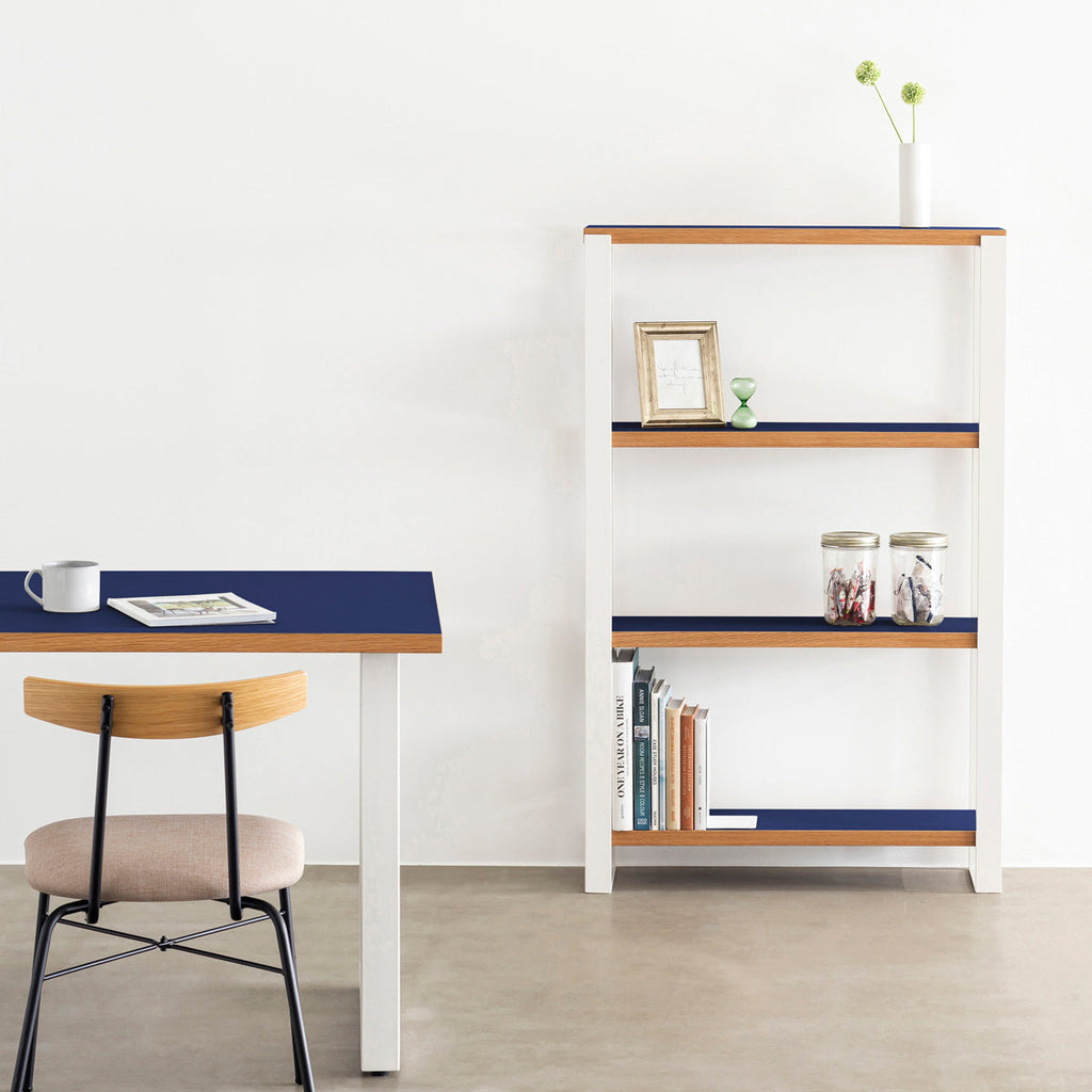 Kanademonoのリノリウム素材の棚板にホワイトのアイアンフレームを組み合わせたシェルフ/MidnightBlue（使用イメージ）