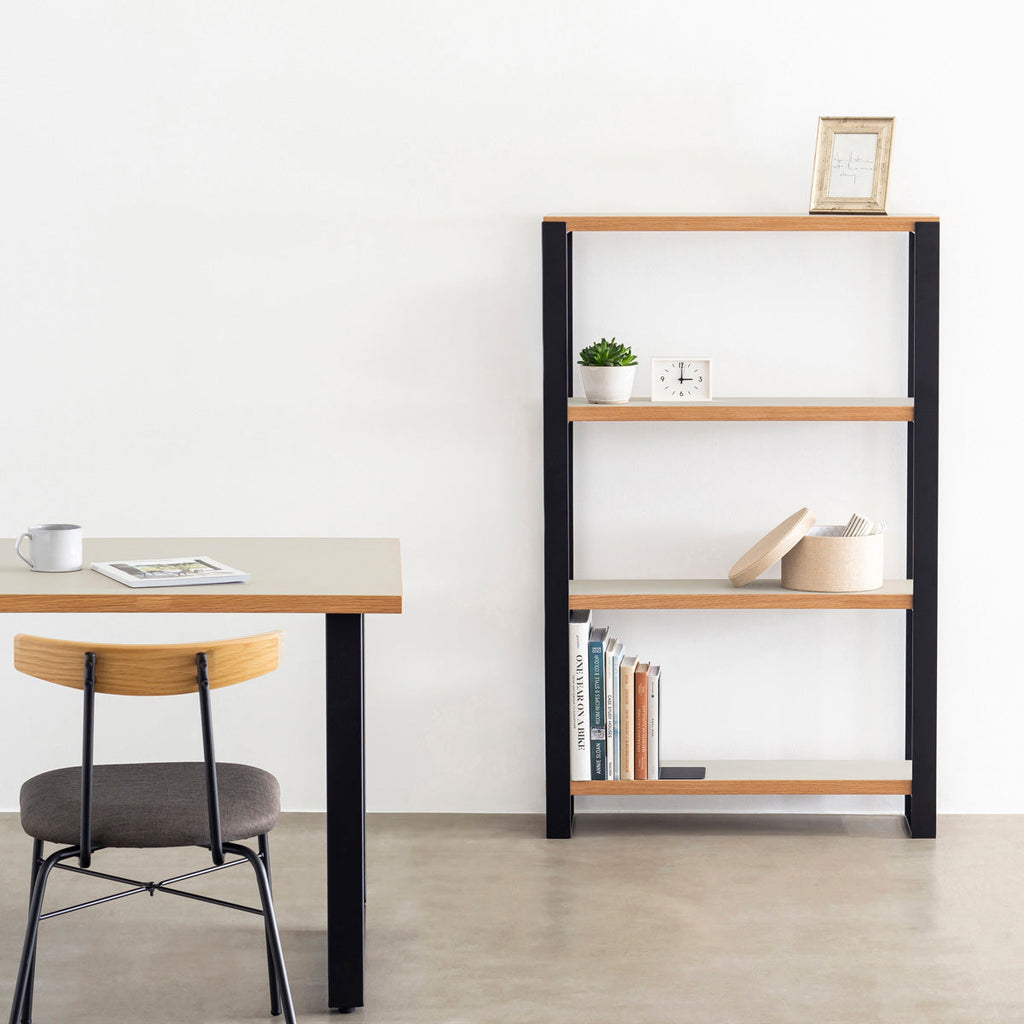 Kanademonoのリノリウム素材の棚板にブラックのアイアンフレームを組み合わせたシェルフ/Mushroom（使用イメージ）